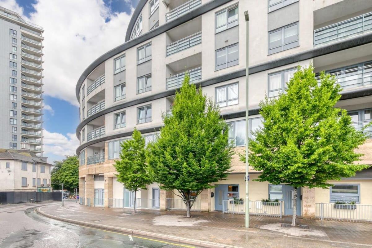 Modern 1 Bedroom Apartment In Central Woking Zewnętrze zdjęcie
